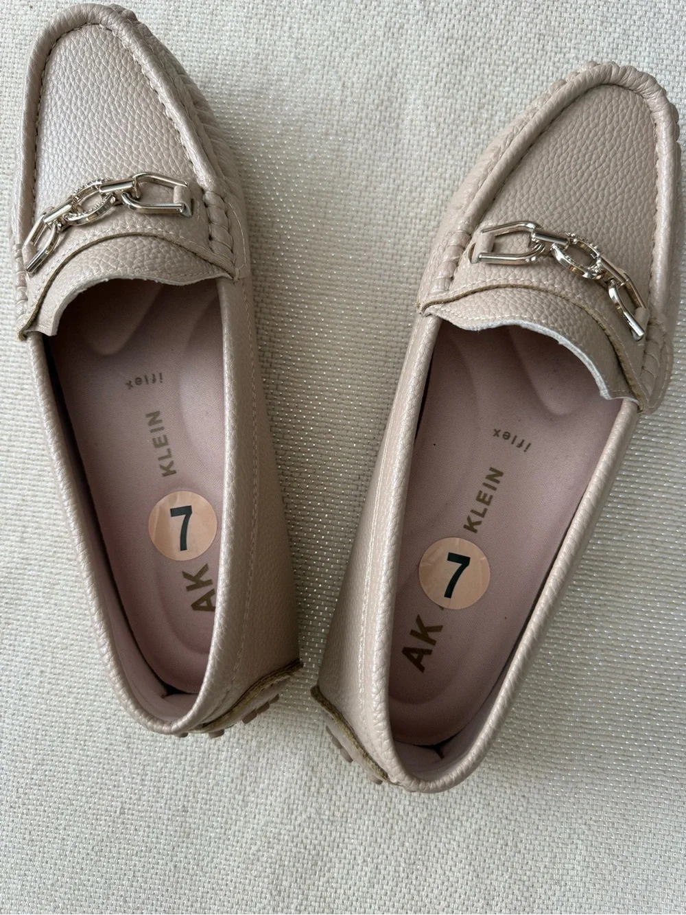 ANNE KLEIN Beige Pebbled Leather Gold-tone Chain-Trim Loafers, 7, NWOT